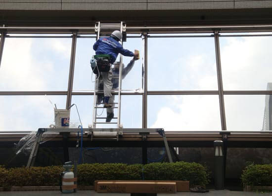 外貼りミラーフィルムを施工中